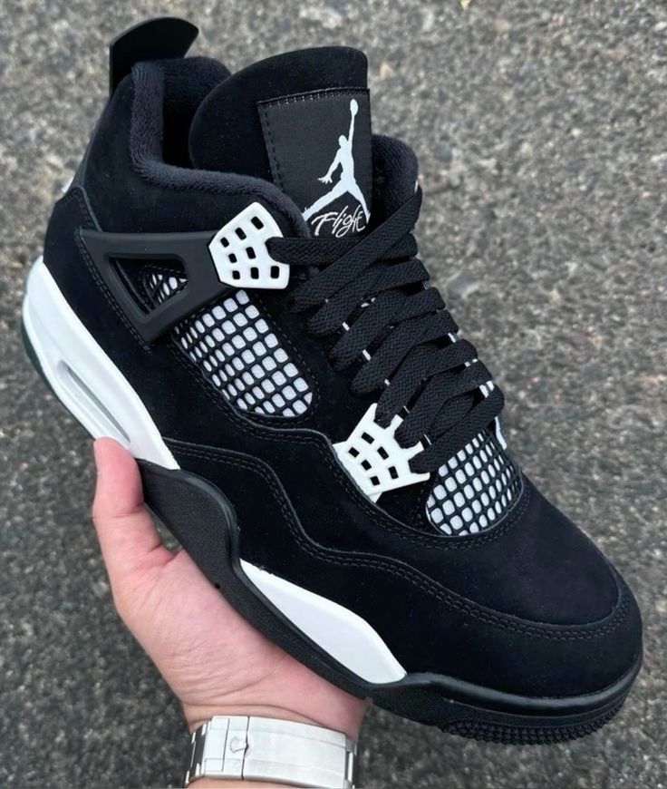AJ4 - BLACK WHITE